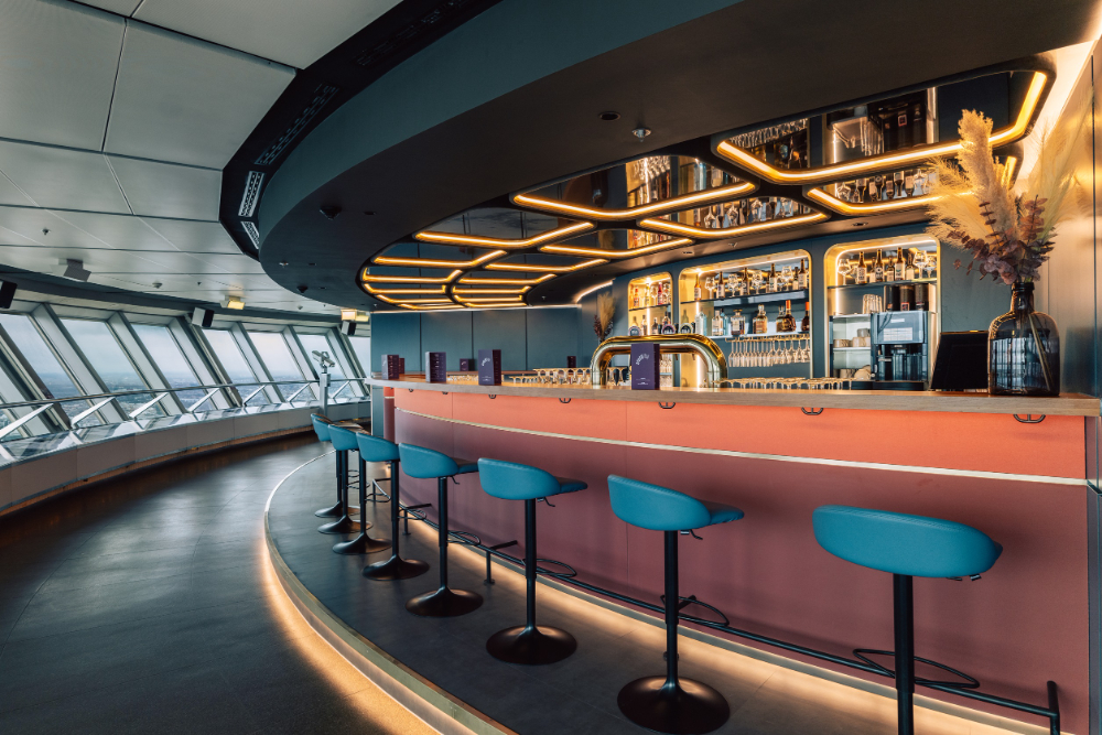 Die neue Sphere Bar auf der Aussichtsplattform. Abbildung: Sphere Bar im Berliner Fernsehturm