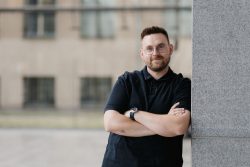 Mit seinem Unternehmen Distart, einem Bildungsinstitut für digitales Marketing und KI, setzt Thomy Roecklin auf Leipzig als Standort – und auf die Chancen, die Ostdeutschland bietet. Abbildung: Distart