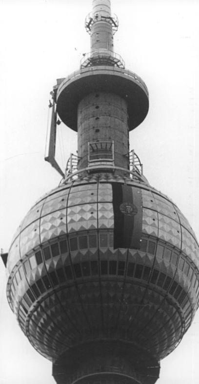Hissen der Flagge auf der fertiggestellten Turmkugel. Abbildung: Wikimedia Commons, Bundesarchiv, Sturm, Horst, CC-BY-SA 3.0