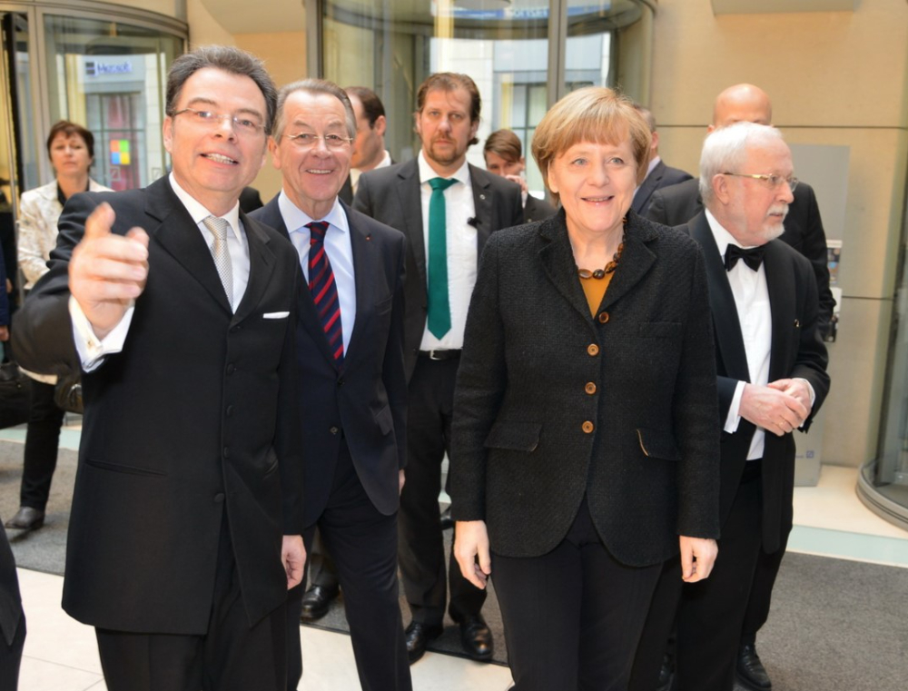 Kanzlerin zu Gast. Apelt, Müntefering, Merkel, de Maizière. Abbildung: Kranert, Jet-Foto