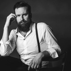 Julian Nejkow, 1988 in Thüringen geboren, ist Deutsch-Bulgare mit Bindestrichidentität. Er hat Politikwissenschaft in Jena und Dresden studiert. Seit 2021 beschäftigt er sich verstärkt mit Ostdeutschland. Abbildung: Paul Glaser