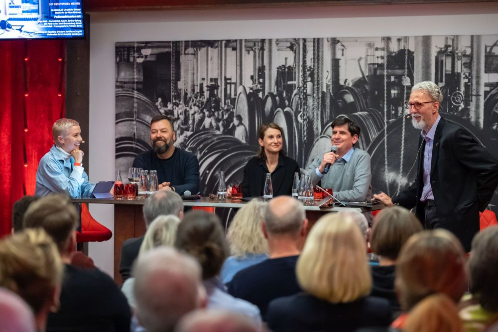 Beim Stadiongespräch unter anderem mit Anja Reich, Journalistin bei der Berliner Zeitung. Abbildung: Berliner Zeitung/Benjamin Pritzkuleit