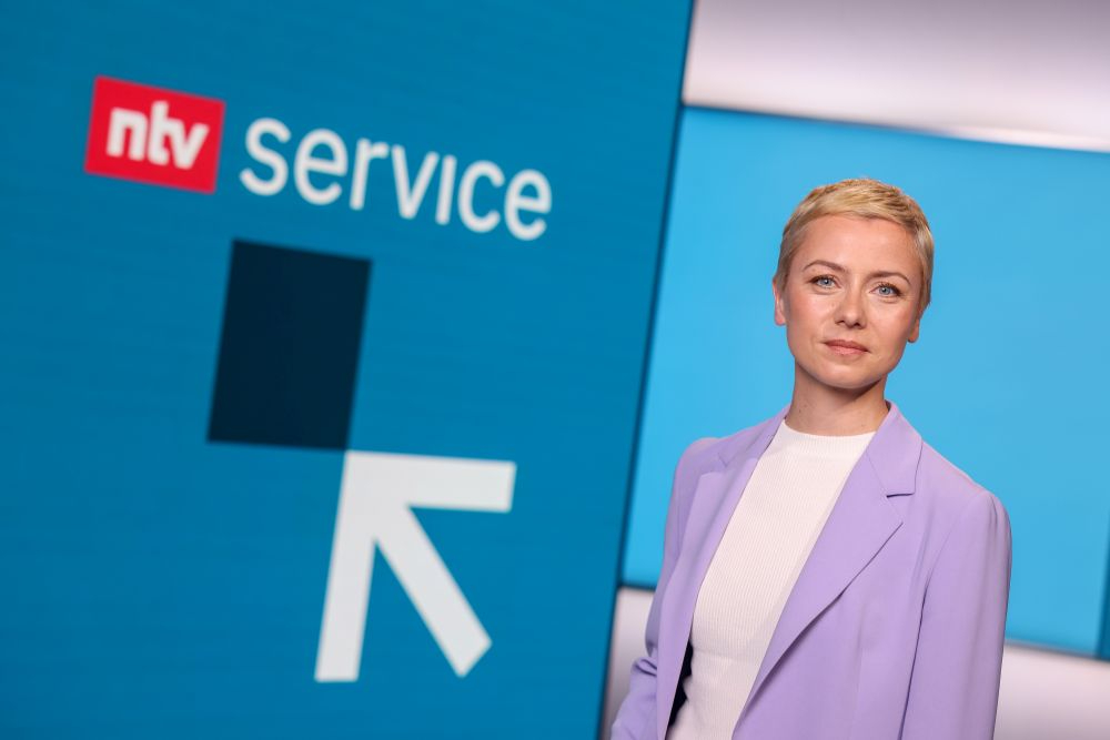 Sarah Oswald als freiberufliche Moderatorin für den Nachrichtensender n-tv. Abbildung: RTL/Gerald Matzka