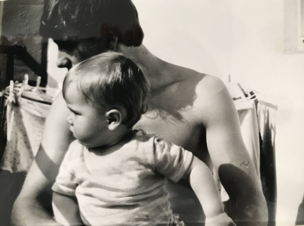 Sarah Oswald mit ihrem Vater auf dem Balkon in Berlin-Hohenschönhausen.