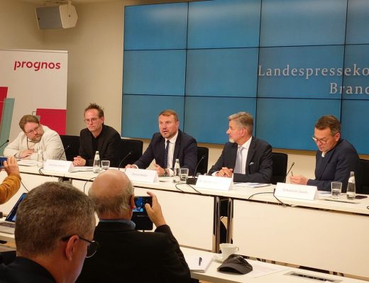 Daniel Keller (Mitte), Minister für Wirtschaft, Arbeit, Energie und Klimaschutz, bei der Pressekonferenz der Landespressekonferenz Brandenburg in Potsdam. Abbildung: WFBB