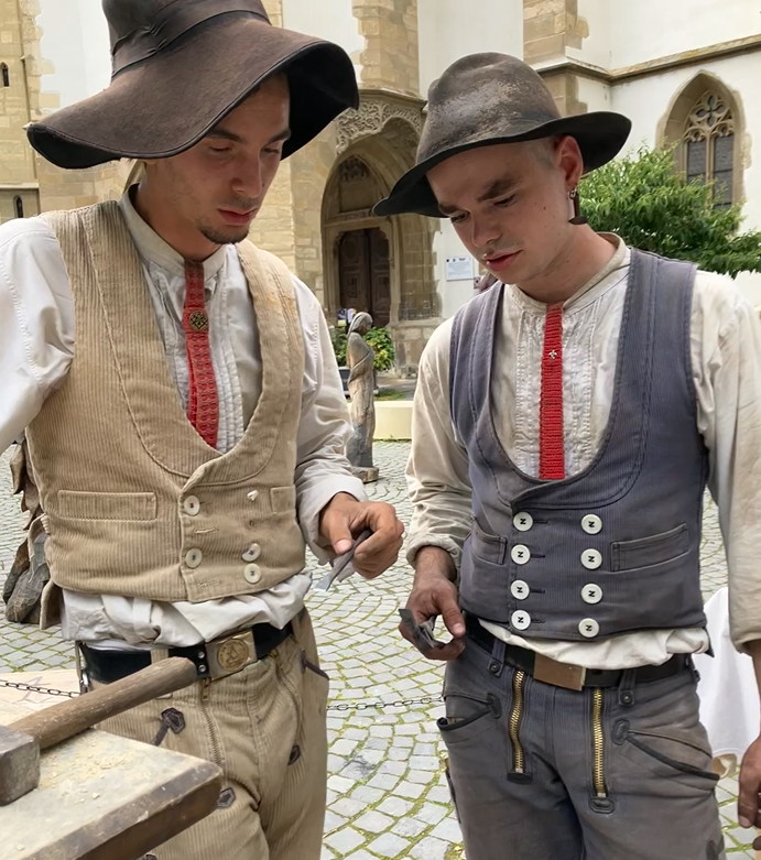 Handwerk statt Handy: In einer Schauwerkstatt reparieren Gesellen Türschlösser, tischlern Fensterläden und behauen Schlusssteine. Abbildung: Dr. Andreas H. Apelt