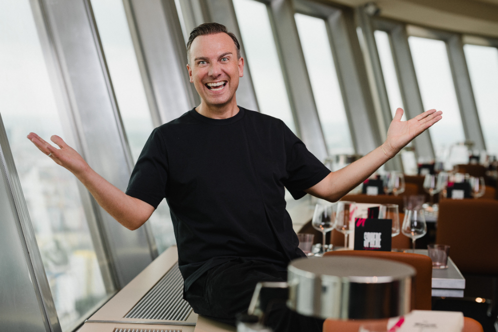 Tim Raue präsentiert das "Sphere" im Drehrestaurant des Berliner Fernsehturms. Abbildung: Nils Hasenau