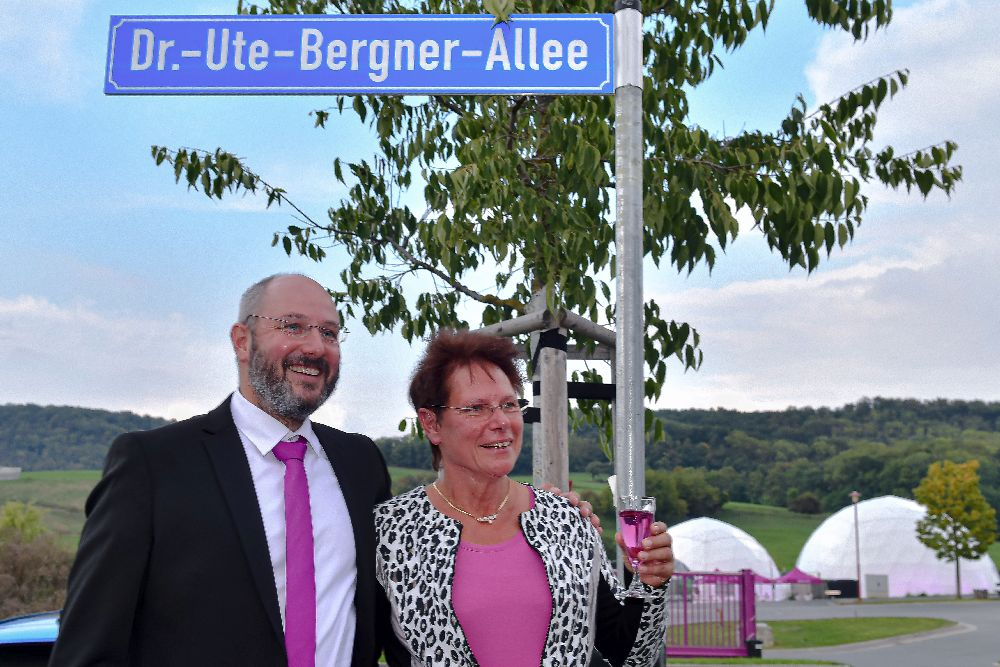 Jens Bergner und Dr. Ute Bergner – Straßenschild auf dem VACOM Campus. Abbildung: VACOM