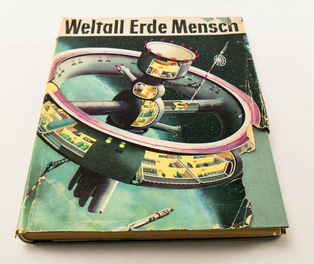 Buch „Weltall Erde Mensch“. Abbildung: DDR Museum, Berlin 2025