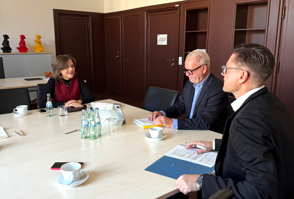 Frank Nehring (Mitte) und Robert Nehring interviewten die Ostbeauftragte im Bundesfinanzministerium. Abbildung: ostdeutschland.info