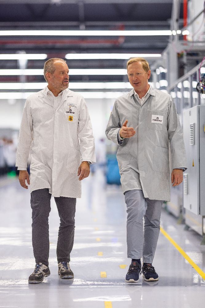 Rico Chmelik (rechts) mit Marquardt-Chef Timo Drescher im Werk Ichtershausen in der Montage für Batteriemanagementsysteme. Abbildung: Mario Hochhaus