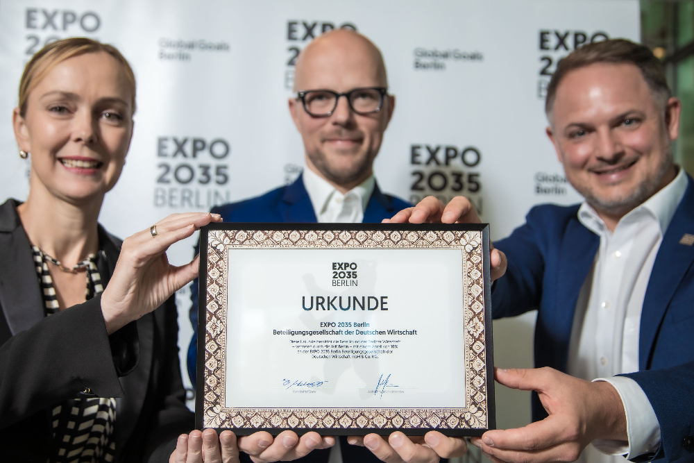 IHK-Berlin-Hauptgeschäftsführerin, Manja Schreiner, IHK Präsident, Sebastian Stietzel und der CEO der Expo Berlin GmbH, Henning Wehmeyer mit der Urkunde für die IHK Berlin als ersten Teilhaber der Beteiligungsgesellschaft. Abbildung: Matthias Gottwald.