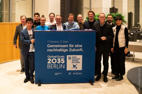 Die Initiatoren der Expo 2035 mit dem ehemaligen regierenden Bürgermeister von Berlin, Michael Müller (Dritter von rechts). Abbildung: Expo 2035 Berlin GmbH, Helen Nicolai.