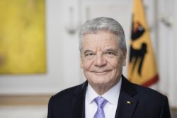 Ein Preis für den Mut zur Freiheit: Deutsche Gesellschaft e.V. ehrte Joachim Gauck Joachim Gauck.
