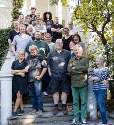 Die Mosaikmacher hinter den Geschichten der Abrafaxe. Abbildung: Mosaik Steinchen für Steinchen Verlag