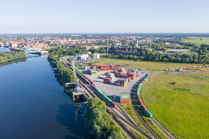 Blick auf Wittenberge mit dem Gewerbegebiet Wittenberge Süd. Abbildung: Wirtschaftsfördergesellschaft Prignitz mbH