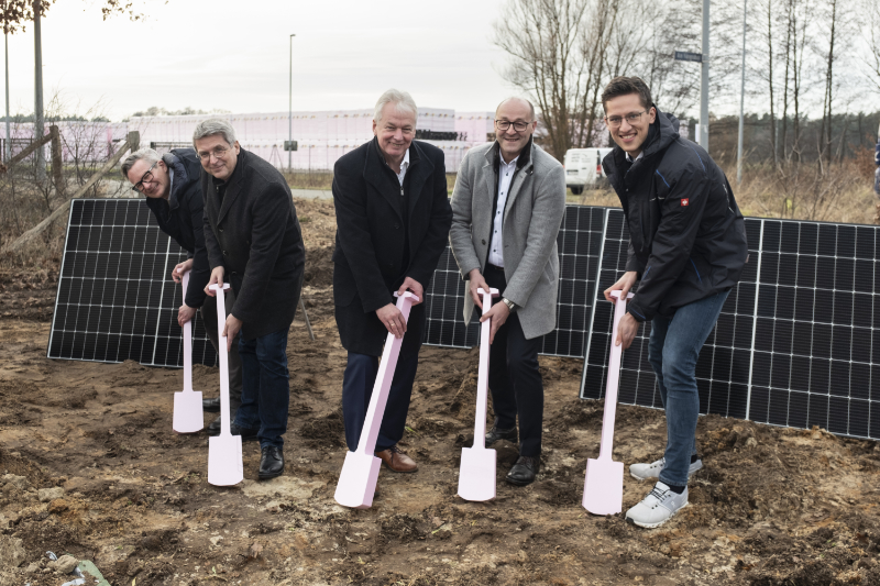 Beim symbolischen Spatenstich für die neue PV-Anlage für Austrotherm Dämmstoffe (v. l. n. r.): Thomas Götz (Geschäftsführung Technologie- und Gewerbezentrum Prignitz), Oliver Hermann (Bürgermeister Stadt Wittenberge), Lars Peter und Alexander Sinner (Geschäftsführung Austrotherm Dämmstoffe GmbH) sowie Jonas Kothy (Projektentwicklung, Standortleitung Dresden Faber Solartechnik GmbH. Abbildung: Austrotherm, Jens Wegener