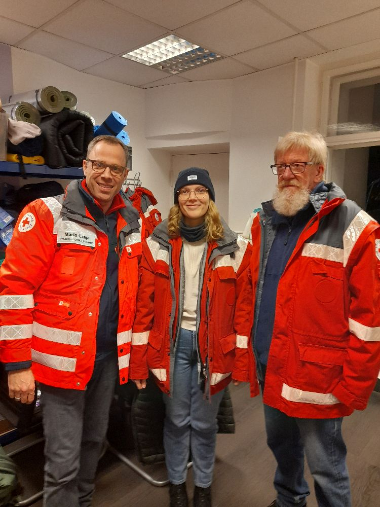 Mario Czaja als Präsident des Berliner Roten Kreuzes mit dem Team des DRK-Wärmebusses. Abbildung: privat