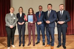 Die Leiterin der IGBCE, Stephanie Albrecht-Suljak, die Hauptgeschäftsführerin der Nordostchemie-Verbände, Nora Schmidt-Kesseler, die Ostbeauftragte der Bundesregierung, Elisabeth Kaiser, der Wirtschaftsminister Sachsens, Dirk Panter, der Wirtschaftsminister Sachsen-Anhalts, Sven Schulze und der Wirtschaftsminister Brandenburgs, Daniel Keller, auf dem Chemiegipfel in Böhlen (von links nach rechts). Abbildung: Tom Schulze