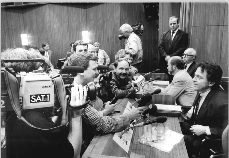 16. Mai 1990: Peter-Michael Diestel auf einer Pressekonferenz zu Reiseregelungen. Abbildung: Bundesarchiv, Bild 183-1990-0516-030/Settnik, Bernd/CC-BY-SA 3.0