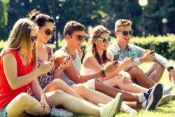 Junge Ostdeutsche nutzen der Zebra-Studie zufolge am stärksten neue Medien. Abbildung: Lev Dolgachov, Depositphotos