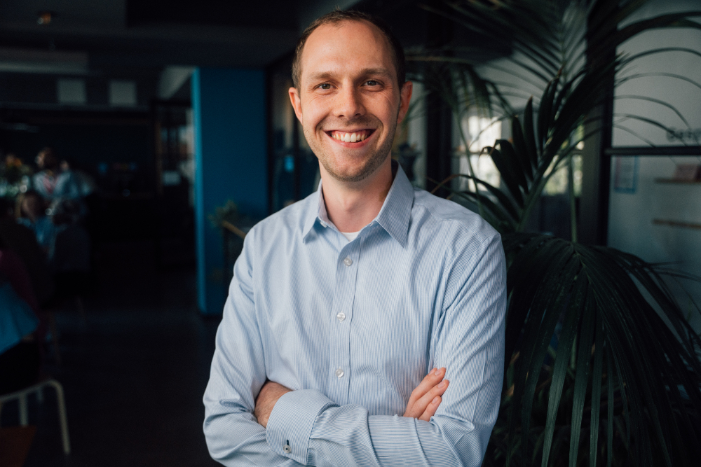 Richard G. Künzel wurde 1996 in Reichenbach im Vogtland (Sachsen) geboren. Er studierte Psychologie in Dresden, Eichstätt und Harvard als Stipendiat der Studienstiftung des deutschen Volkes. Aktuell promoviert er in Psychologie an der Technischen Universität Dresden in Zusammenarbeit mit der Harvard T.H. Chan School of Public Health. Im Sommer gründete er mit Beatrice von Braunschweig und Uli Prantz die „Initiative Studienstiftung des Ostens“ und ist deren Gründungsvorsitzender. Mit seiner Initiative wird er vom überparteilichen Fördernetzwerk JoinPolitics gefördert. Abbildung: Benjamin Jenak