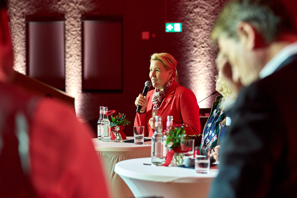 Berlins stellvertretende Bürgermeisterin Franziska Giffey lobte die visionären Ideen und Produkte der ausgezeichneten Gewinner. Abbildung: Agentur Medienlabor, Stefan Schubert