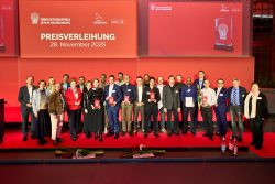 Franziska Giffey, stellvertretende Berliner Bürgermeisterin und Berlins Senatorin für Wirtschaft, Energie und Betriebe mit den Gewinnern und Nominierten des Innovationspreises. Abbildung: Agentur Medienlabor, Stefan Schubert