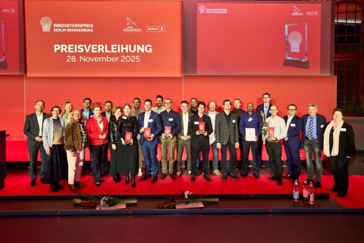 Franziska Giffey, stellvertretende Berliner Bürgermeisterin und Berlins Senatorin für Wirtschaft, Energie und Betriebe mit den Gewinnern und Nominierten des Innovationspreises. Abbildung: Agentur Medienlabor, Stefan Schubert