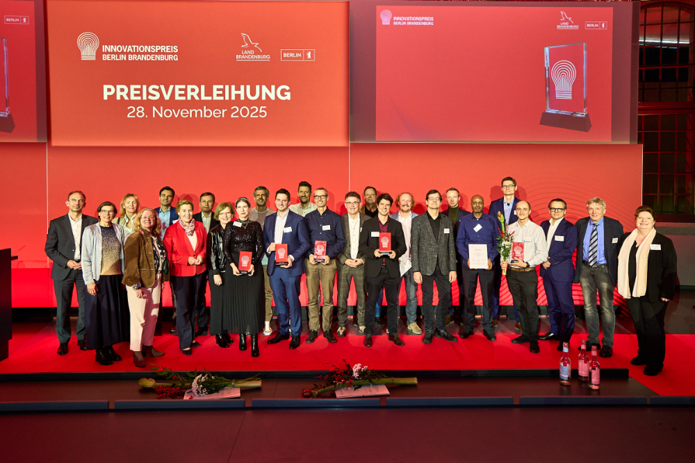 Franziska Giffey, stellvertretende Berliner Bürgermeisterin und Berlins Senatorin für Wirtschaft, Energie und Betriebe mit den Gewinnern und Nominierten des Innovationspreises. Abbildung: Agentur Medienlabor, Stefan Schubert