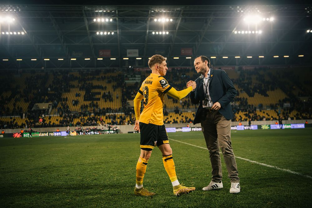 Als Teil der Geschäftsführung nah dran am Geschehen auf dem Platz und an den Spielern. Abbildung: SGD/Dennis Hetzschold