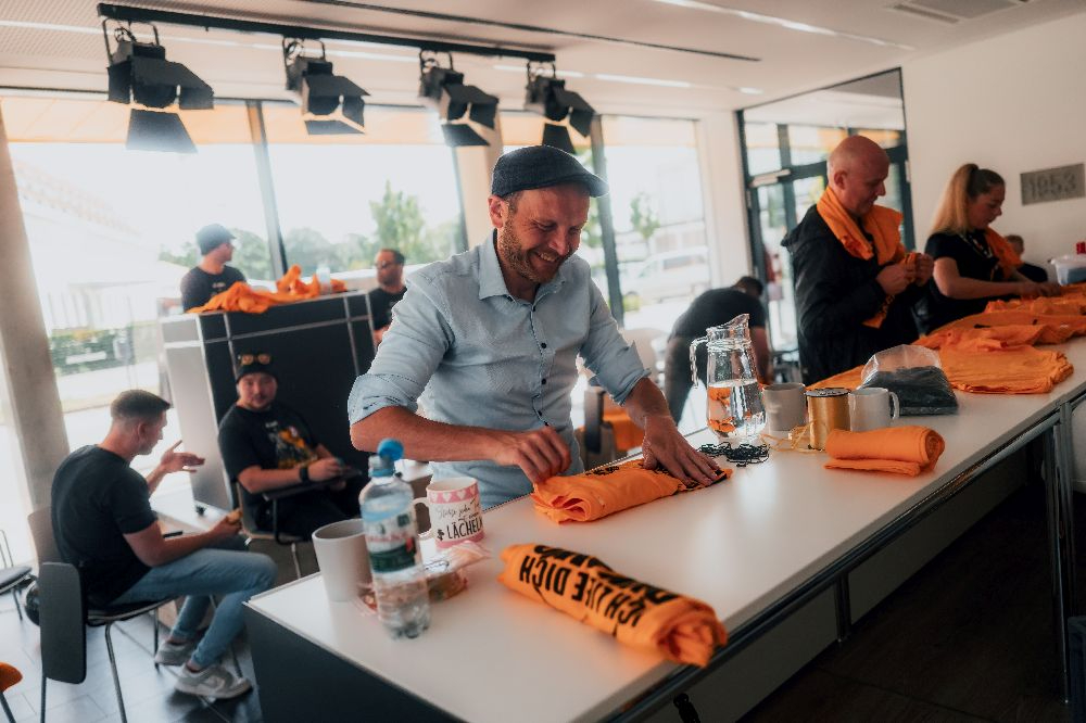 Wenn die Arbeit für die eigenen Fans ein Lächeln ins Gesicht zaubert. Abbildung: SGD/Dennis Hetzschold