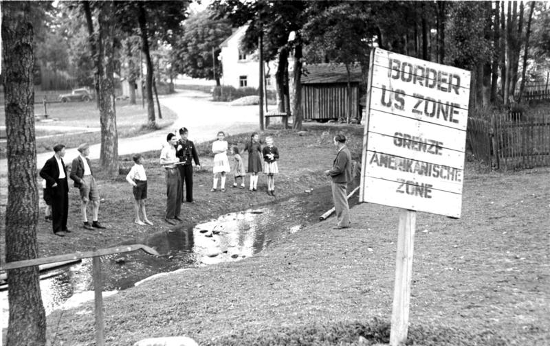 Die Zonengrenze in Mödlareuth im Juli 1949. Abbildung: Deutsches Bundesarchiv
