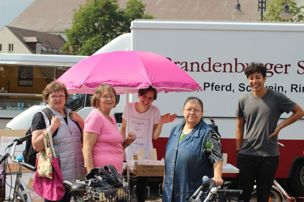 Pioniere an ihrem Marktstand. Abbildung: Neulandia