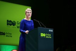 100 Jahre Grüne Woche: Ostdeutschland ist stark vertreten Mecklenburg-Vorpommerns Ministerpräsidentin Manuela Schwesig zeigte sich stolz über die Tradition des Messeauftritts ihres Bundeslandes. Abbildung: Messe Berlin GmbH
