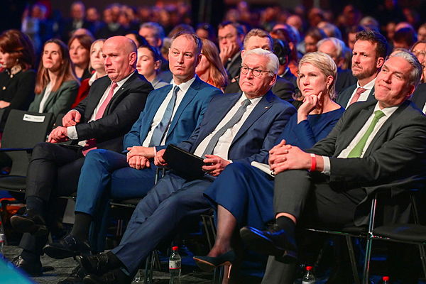 Berlins Regierender Bürgermeister Kai Wegner, der CEO der Messe Berlin, Dr. Mario Thomas, Bundespräsident Frank-Walter Steinmeier, Mecklenburg-Vorpommerns Ministerpräsidentin, Manuela Schwesig und der COO der Messe Berlin, Dirk Hoffmann (von links nach rechts).