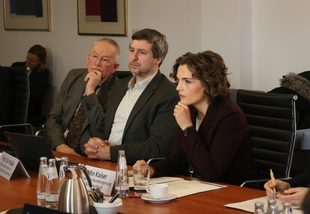 Prof. Dr. Everhard Holtmann, Senior Research Fellow am Zentrum für Sozialforschung Halle/Saale, Prof. Dr. Reinhard Pollak, Leiter der Abteilung Data and Research on Society beim GESIS Leibniz-Institut für Sozialwissenschaften Mannheim, und die Ostbeauftragte der Bundesregierung, Staatsministerin Elisabeth Kaiser, bei der Vorstellung des Deutschland-Monitors 2025 (v. l. n. r.). Abbildung: ostdeutschland.info
