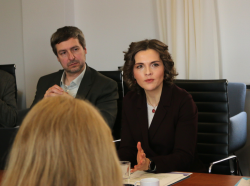 Der Deutschland-Monitor wird von der Ostbeauftragten der Bundesregierung, Staatsministerin Elisabeth Kaiser, gefördert. Abbildung: ostdeutschland.info