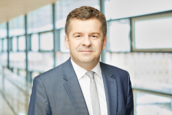 „Keine Kochbuch-Koalitionen!“ Ministerpräsident Sven Schulze im Interview Deutschlands jüngster Ministerpräsident, Sven Schulze (CDU), ist 1979 in Quedlinburg geboren. Der Diplom-Wirtschaftsingenieur ist Vorsitzender der CDU Sachsen-Anhalt. Von 2014 bis 2021 war er Mitglied des Europäischen Parlaments und anschließend Landesminister für Wirtschaft, Tourismus, Landwirtschaft und Forsten. Abbildung: Sven Schulze, Rayk Weber