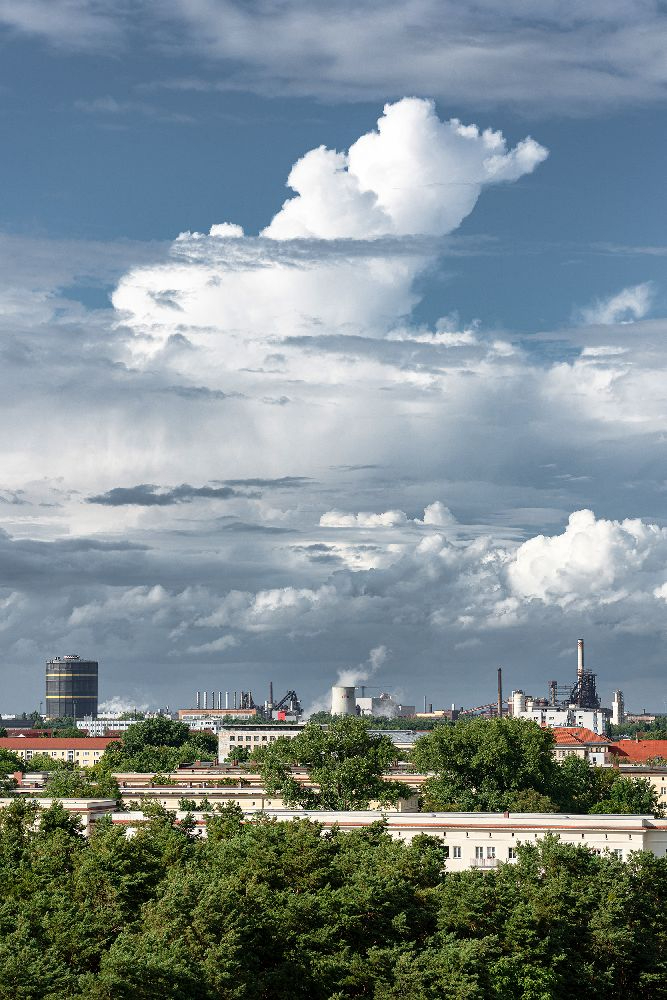 Blick über Eisenhüttenstadt mit Flächendenkmal und Stahlwerk. Abbildung: Martin Maleschka