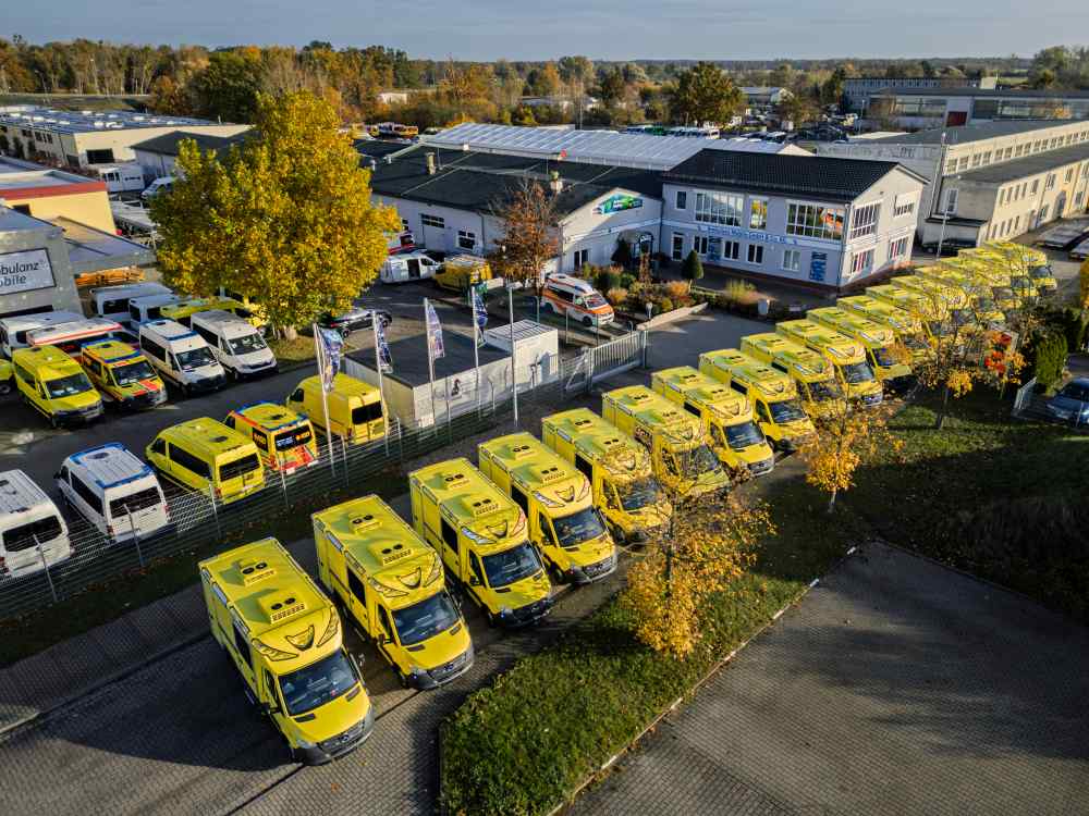 Seit knapp 35 Jahren produziert Ambulanz Mobile Rettungswagen, Kranken- und Notarzteinsatzfahrzeuge und Spezialfahrzeuge für mobilitätseingeschränkte Personen. Abbildung: Ambulanz Mobile