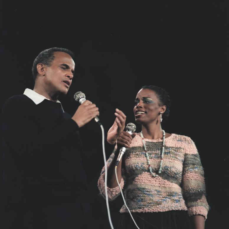 Harry Belafonte trat 1983 gemeinsam mit Dianne Reeves auf einer FDJ-Manifestation für den Frieden der Welt im Palast der Republik auf. Das Bundesarchiv/Allgemeiner Deutscher Nachrichtendienst, Hans Peter Lochmann