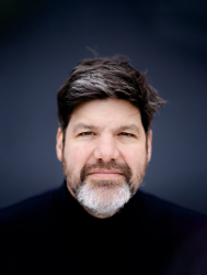 Der Osten als Avantgarde #11: Appell eines Wessis an ostdeutsche Firmenchefs Dr. Clemens Tangerding stammt aus Rottendorf, bei Würzburg, Unterfranken. Um sein Studium zu finanzieren, hat er auf einer Tankstelle, im Sprechchor des Würzburger Stadttheaters und als Weihnachtsmann im Supermarkt in Kitzingen gejobbt. Fast 15 Jahre lang arbeitete er als Historiker die Geschichte von Unternehmen auf. Dann begann er, im Rahmen mehrerer Projekte mit Menschen auf dem Land über die Geschichte ihrer Orte zu sprechen. 2019 ist er mit seiner Familie von Berlin ins brandenburgische Luckenwalde gezogen. Er hat sich eine Tauchsäge, eine Handkreissäge und eine Tischkreissäge gekauft, um sich schneller zu integrieren. 2024 erschien sein Buch „Rückkehr nach Rottendorf" (C. H. Beck). Abbildung: C.H.Beck, Katharina Gebauer