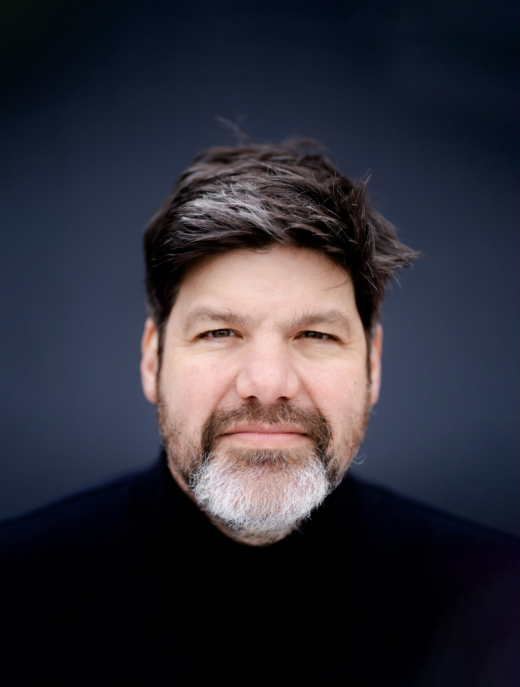 Dr. Clemens Tangerding stammt aus Rottendorf, bei Würzburg, Unterfranken. Um sein Studium zu finanzieren, hat er auf einer Tankstelle, im Sprechchor des Würzburger Stadttheaters und als Weihnachtsmann im Supermarkt in Kitzingen gejobbt. Fast 15 Jahre lang arbeitete er als Historiker die Geschichte von Unternehmen auf. Dann begann er, im Rahmen mehrerer Projekte mit Menschen auf dem Land über die Geschichte ihrer Orte zu sprechen. 2019 ist er mit seiner Familie von Berlin ins brandenburgische Luckenwalde gezogen. Er hat sich eine Tauchsäge, eine Handkreissäge und eine Tischkreissäge gekauft, um sich schneller zu integrieren. 2024 erschien sein Buch „Rückkehr nach Rottendorf" (C. H. Beck). Abbildung: C.H.Beck, Katharina Gebauer