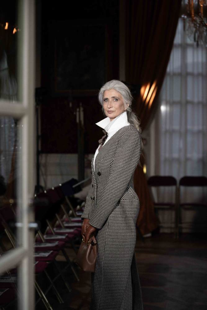 Anja Kossiwakis bei einem Fotoshooting in Paris. Abbildung: Mihael Vuzem