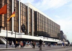 Die Westfront des Palasts der Republik in den 1980er Jahren. Abbildung: Lutz Schramm, Wikimedia Commons