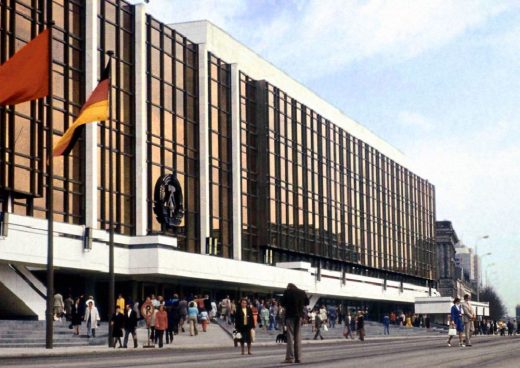 Die Westfront des Palasts der Republik in den 1980er Jahren. Abbildung: Lutz Schramm, Wikimedia Commons