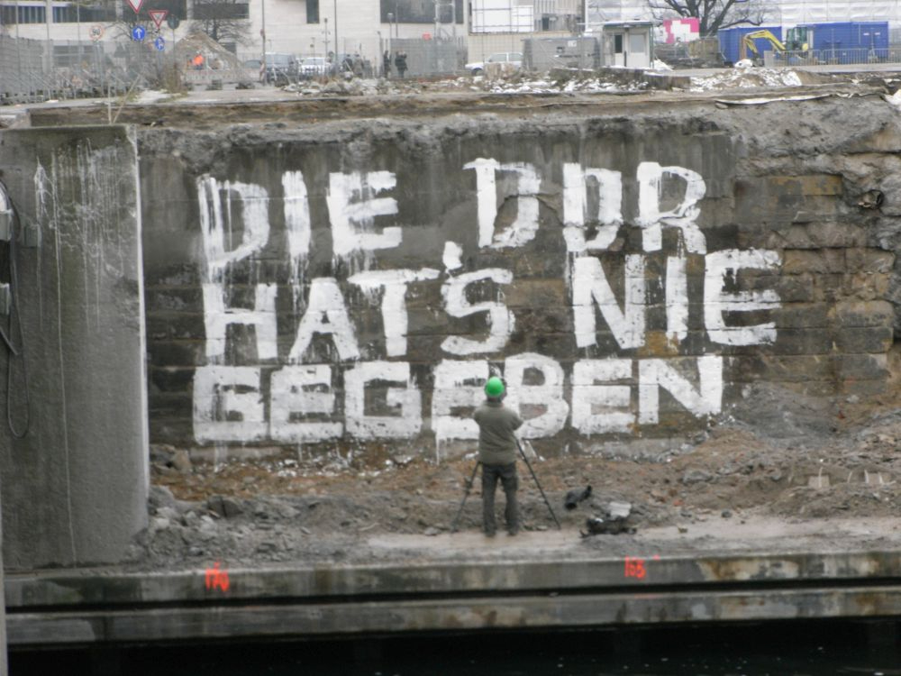 Graffiti auf dem Fundament des abgerissenen Palats der Republik. Der Abriss des Palasts für Republik sorgt bis heute für Diskussionen. Abbildung: Schreibkraft, Wikimedia Commons
