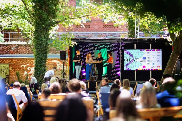 Ziel des diesjährigen Festivals ist es, die Hälfte der Programmpunkte auf Englisch anzubieten. Abbildung: Anne Schwerin Ziel des diesjährigen Festivals ist es, die Hälfte der Programmpunkte auf Englisch anzubieten. Abbildung: Anne Schwerin