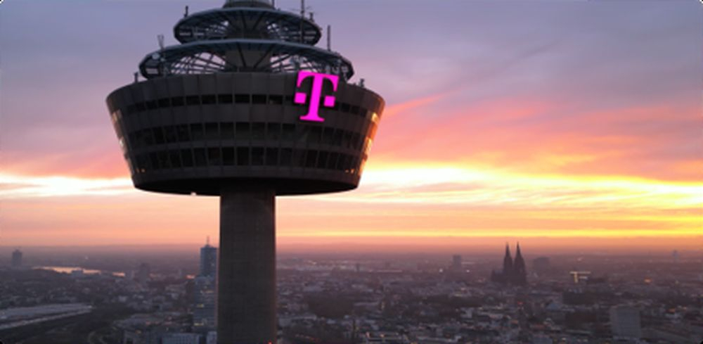 Die Lichtinstallation am Colonius Tower vom Flughafen Köln/Bonn ist ein Projekt der Alpha Signs GmbH. Abbildung: Telekom/Alpha Signs